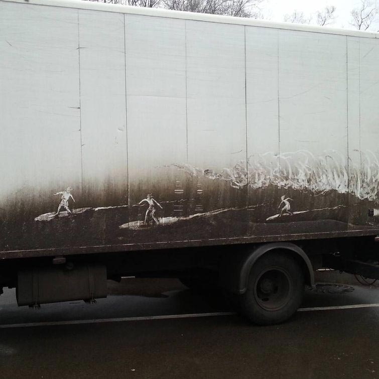 Никита Голубев, рисует из автомобильной грязи, рисунки на грязных автомобилях