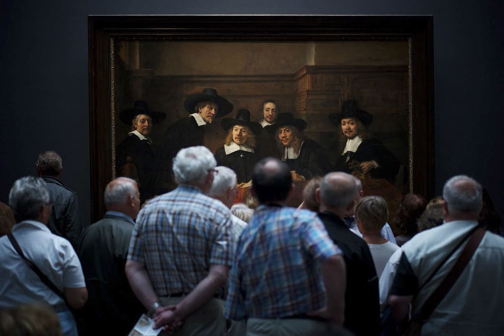 Посетители музея рассматривают картину Рембрандта