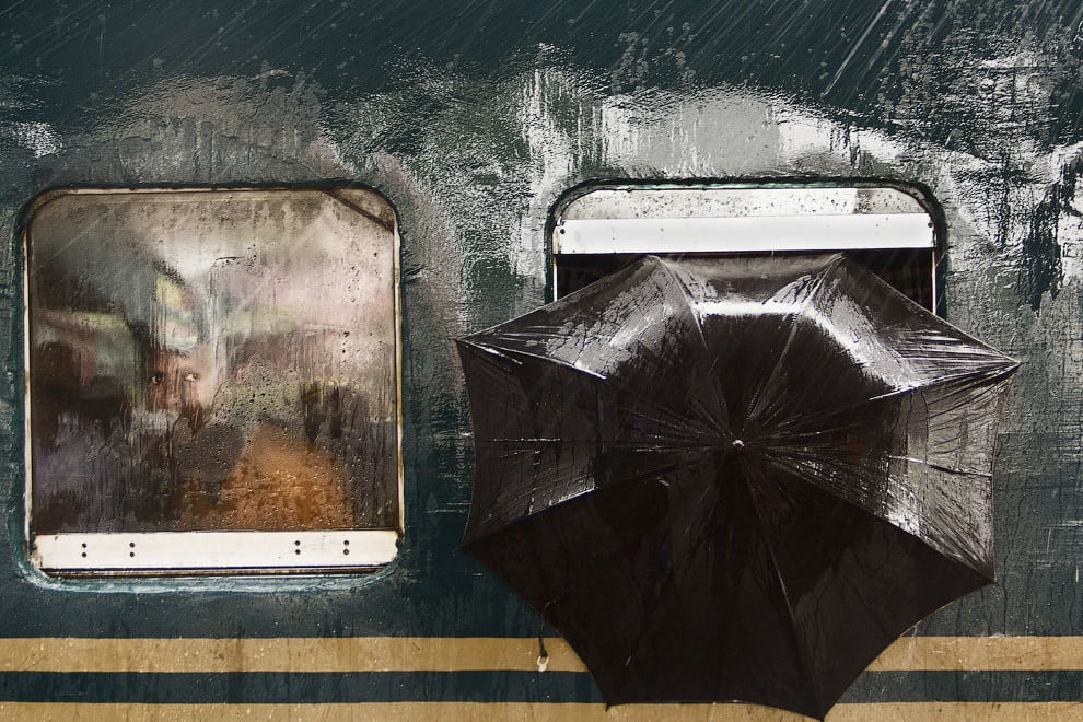 Поезд в Бангладеше в дождливую погоду